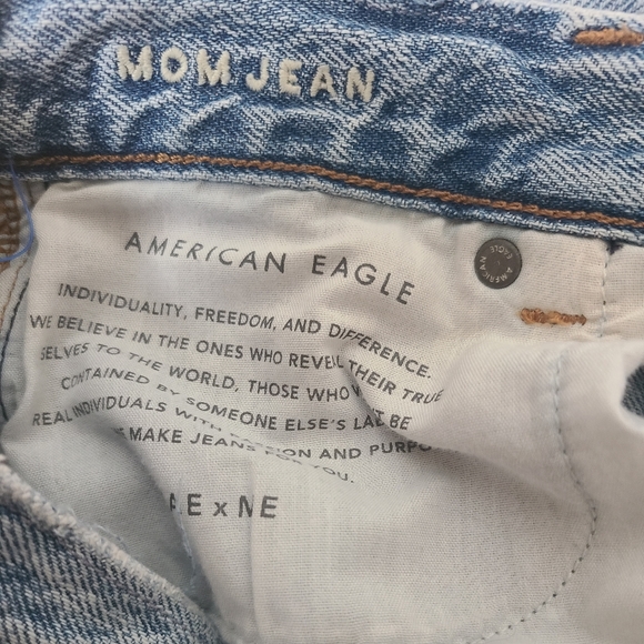 American Eagle Ripped Mom Jean - Picture 7 of 9